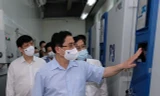 Thủ tướng Phạm Minh Chính thăm thăm các phòng thí nghiệm, kho lưu trữ vắc xin Viện Vệ sinh dịch tễ Trung ương chiều 24/6. Ảnh: Trần Minh
