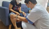 TS Vũ Thái Hà tái khám cho bệnh nhân bị biến chứng do tiêm thẳng chân bằng filler