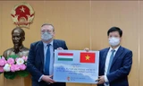 Thứ trưởng Bộ Y tế tiếp nhận vắc xin và kít xét nghiệm nhanh của Chính phủ Hungary trao tặng