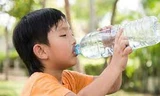 Cần thiết cho trẻ uống đủ nước