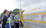 Hơn 97.000 liều vắc xin Pfizer của Mỹ về sân bay Nội Bài
