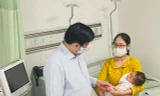 Bộ trưởng Bộ Y tế thăm, trò chuyện với gia đình cháu bé bị tiêm nhầm vắc xin đang theo dõi sức khoẻ tại Bệnh viện Xanh Pôn