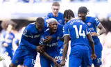 Các cầu thủ Chelsea chia vui cùng Caicedo.