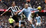 Haaland tranh chấp với hậu vệ Newcastle.