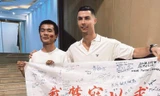 Ronaldo và CĐV bóng đá người Trung Quốc.