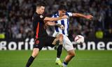 Pha tranh chấp giữa Lewandowski và cầu thủ bên phía Real Sociedad.
