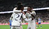 Vinicius ăn mừng cùng Camavinga và Bellingham.