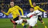 Mbappe và các hậu vệ của Dortmund.
