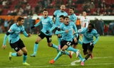 Leverkusen ăn mừng chiến thắng trước Augsburg ở trận lượt đi.
