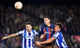 Lewandowski tranh chấp với các hậu vệ Real Sociedad.