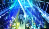 Bên trong du thuyền Taboo hoạt động không khác một vũ trường. Ảnh: Tuấn Nguyễn