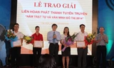 Ông Hồ Quang Lợi (thứ ba, từ trái sang) - Trưởng ban Tuyên giáo Thành ủy trao giải thưởng tại liên hoan