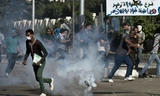 Sinh viên Đại học Al Azhar tản ra sau khi bị cảnh sát ném lựu đạn cay ngày 20/10/2013. Ảnh: Daily News Egypt