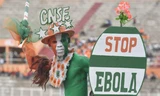 CĐV giơ cao biểu ngữ chống Ebola trong một trận bóng tại châu Phi. Ảnh: Getty Images