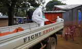 Nhân viên y tế làm việc tại vùng dịch Ebola ở Liberia. Ảnh: Getty Images