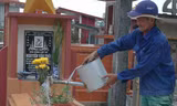 Ông Hai chăm sóc mộ phần anh hùng Nguyễn Văn Trỗi 40 năm qua. Ảnh: T.N.A