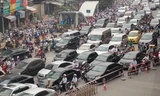 Do lô cốt thu hẹp lòng đường, sáng qua ùn trên diện rộng tại nút Thanh Xuân. Ảnh: Trọng Đảng