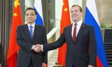 Thủ tướng Nga Dmitry Medvedev (phải) và Thủ tướng Trung Quốc Lý Khắc Cường