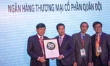 Ông Lưu Trung Thái - Phó Chủ tịch HĐQT MB (thứ hai từ trái sang) nhận danh hiệu công ty niêm yết tốt nhất do Tạp chí Forbes Việt Nam trao tặng