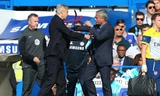 Arsene Wenger và Jose Mourinho va chạm với nhau trong trận đại chiến thành London tối qua. Ảnh: Getty Images
