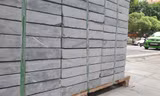 Các viên đá được đưa đi lát vỉa hè ở các tuyến phố tại Hà Nội còn nguyên kiện nhưng đã sứt mẻ, nứt nẻ được xử lý bằng cách... quét vôi, ve để che kín.