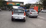 Taxi che biển số, đỗ tràn dưới lòng đường, trước cổng Bệnh viện Bạch Mai chèo kéo khách.