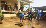 ẢNH: Màu xanh tình nguyện chia sẻ khó khăn vùng lũ