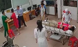Giám đốc đánh bác sỹ, 2 bảo vệ không can ngăn kịp thời bị đuổi việc. Ảnh chụp từ clip.