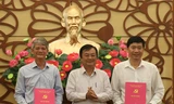 Bí thư Tỉnh ủy Đồng Tháp Lê Minh Hoan và 2 cán bộ chủ chốt sau khi nhận quyết định điều động - ảnh dongthap.gov.vn