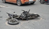 Chiếc xe máy hư hỏng biến dạng.