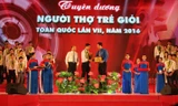 Anh Lê Quốc Phong tặng biểu trưng cho các gương thợ trẻ giỏi.
