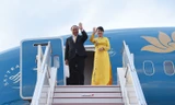 Thủ tướng Nguyễn Xuân Phúc và Phu nhân chào tạm biệt đại diện nước chủ nhà Nhật Bản ra tiễn Đoàn. Ảnh: VGP/Quang Hiếu