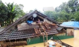 Lũ chưa rút, hàng ngàn dân leo nóc nhà chờ tiếp tế