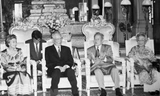 Quốc vương Campuchia Norodom Sihanouk và Hoàng hậu tiếp Chủ tịch nước Lê Đức Anh và Phu nhân thăm chính thức Campuchia, ngày 8/8/1995, tại Phnom Penh. (Ảnh: Cao Phong/TTXVN)