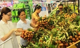 Người dân TPHCM hưởng ứng mua vải thiều tại siêu thị.