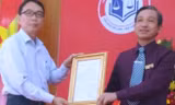 Lãnh đạo Đại học Huế (bìa trái) trao Quyết định của Bộ GD&ĐT cho phép Trường đại học Luật - Đại học Huế đào tạo trình độ tiến sĩ Luật Kinh tế. 