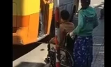 Xe buýt bị cho là từ chối vận chuyển người khuyết tật. Ảnh cắt từ clip.