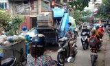 Xe rác tập kết gây ách tắc giao thông vào các giờ cao điểm tại ngõ 135 Đội Cấn, phường Ngọc Hà.