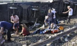 Nhân viên cứu hộ hỗ trợ người bị thương tại hiện trường vụ tai nạn tàu hỏa ở Tekirdag, tây bắc Thổ Nhĩ Kỳ ngày 8/7. (Ảnh: EPA/TTXVN)
