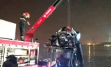 Trục vớt xe Mercedes lao xuống sông Hồng.