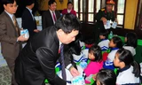 Bí thư Tỉnh ủy Nghệ An tặng sữa cho trẻ em làng trẻ SOS Vinh.