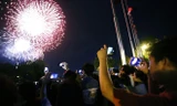 Người dân ngắm pháo hoa dịp 2/9