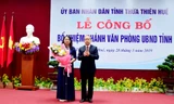 Chủ tịch UBND tỉnh Thừa Thiên Huế Phan Ngọc Thọ trao quyết định và chúc mừng đồng chí Trần Thị Hoài Trâm