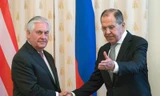 Ngoại trưởng Nga Sergei Lavrov (phải) và người đồng cấp Mỹ Rex Tillerson trước lúc hội đàm ngày 12/4 tại Mátxcơva. Ảnh: AP.