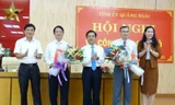 Lãnh đạo Tỉnh ủy Quảng Ngãi tặng hoa chúc mừng các cán bộ được bổ nhiệm