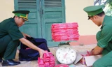 Lực lượng biên phòng Lào Cai kiểm đếm số pháo lậu bị bắt giữ.