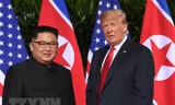 Tổng thống Mỹ Donald Trump (phải) và nhà lãnh đạo Triều Tiên Kim Jong-un tại cuộc gặp thượng đỉnh ở Singapore ngày 12/6. (Nguồn: AFP/TTXVN)