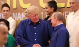 Tối 10/11, Tổng thống Mỹ Trump đã chủ động bắt tay Tổng thống Nga trên bục chụp ảnh tại lễ đón chính thức của Hội nghị Thượng đỉnh APEC. Ảnh: AFP