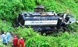 Phần đầu chiếc xe bồn chở nhựa đường nát bét, thân xe biến dạng sau cú rơi kinh hoàng xuống vực sâu. Ảnh: V.Nhân.
