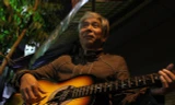 Người "nghệ sĩ xe ôm" già với cây đàn guitar.
